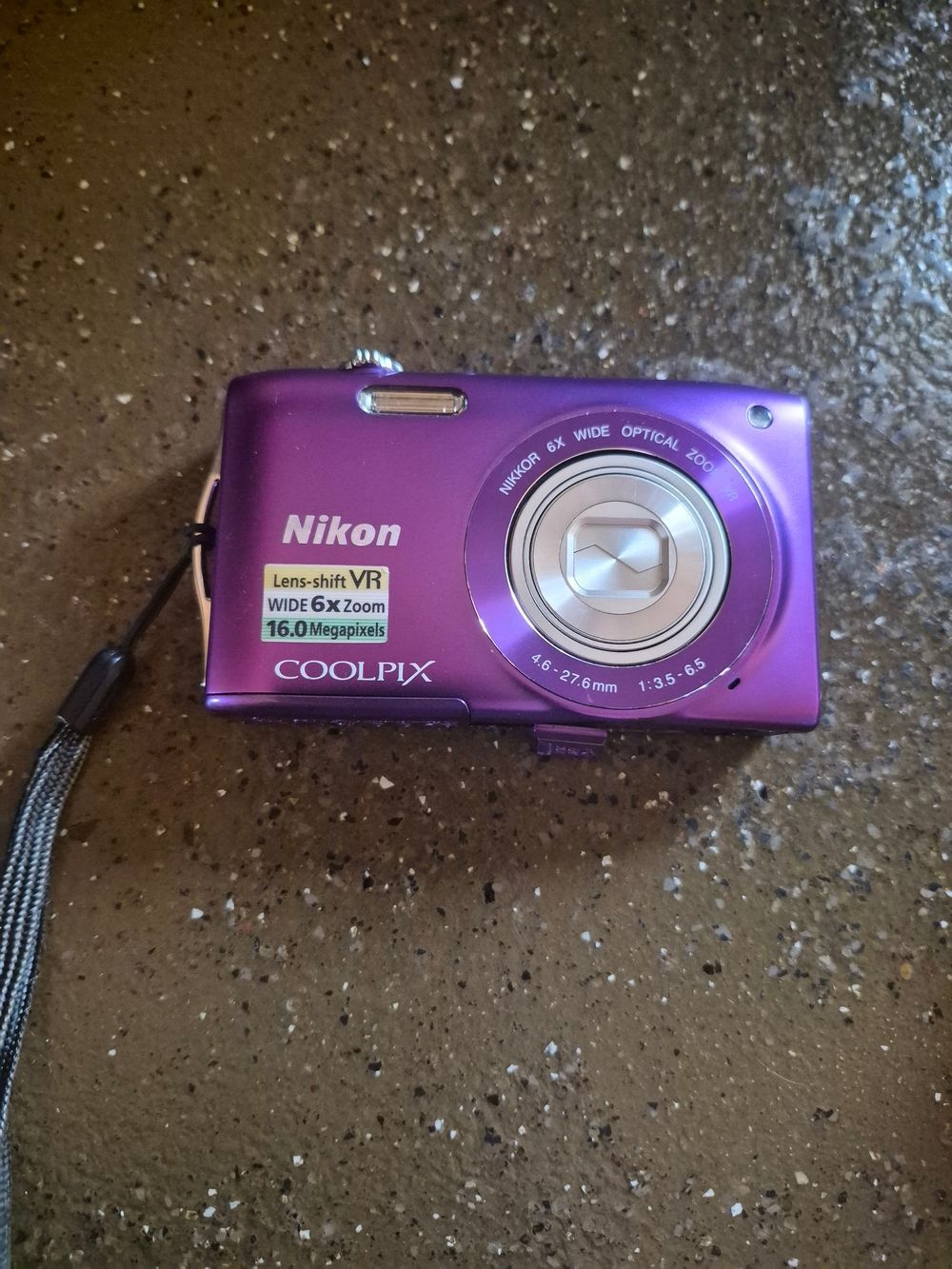 Nikon Coolpix S3300 Compact Digital Camera in Purple Like New